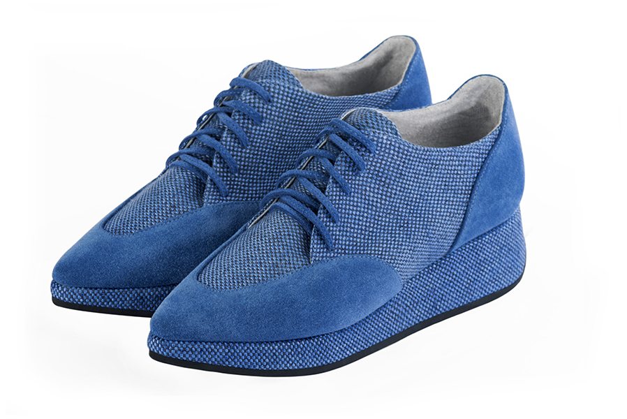 Electric blue women's casual lace-up shoes. Pointed toe. Low wedge soles. Front view - Florence KOOIJMAN